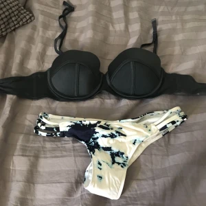  - Triangel liknande överdel, strl M men passar S också. Underdelen är havsinspirerande i strl XS. Cheeky i rumpan 