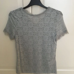  - Ljusblå spetstopp från Gina tricot i stl S. Använd en gång, nyskick 