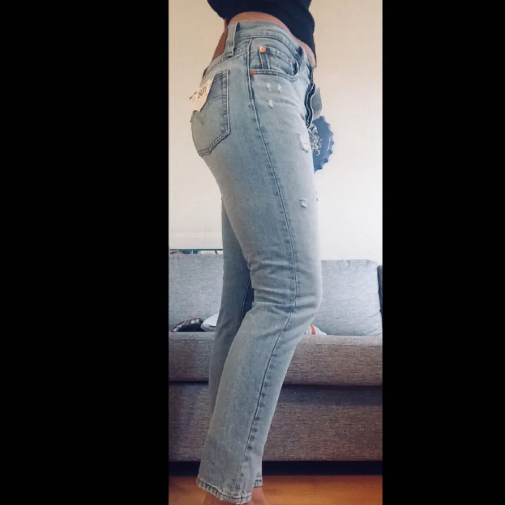 Ett par helt nya Levis 501 jeans i färgen clear minds! Storlek 28, högmidjade, med slitningar fram! Aldrig använda, endast provade! Har prislapparna kvar! (Samma byxor som två annonser tidigare!). Jeans & Byxor.