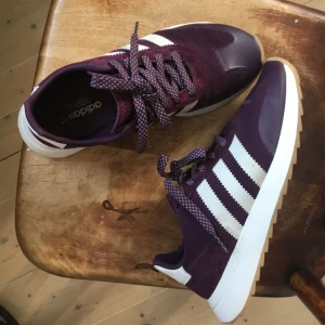  - Adidas Flashback. Grymt sköna! Jag har bara använt dom i två halvdagar. Säljes pga för feg för färg. Porto på 58kr tillkommer 