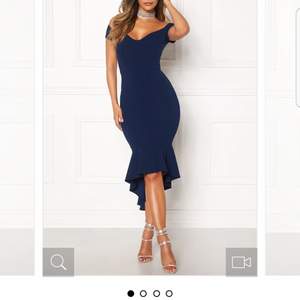 Jätte fin klänning i marinblå köpt för 499  Använd endast 1 gång. Storlek S