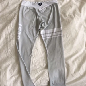  - Tights i grått från women's best, storlek M. Använd endast 1 gång, då jag mer gillar tights som går ovanför naveln, dessa sitter precis under naveln.  Frakten ingår i priset! 