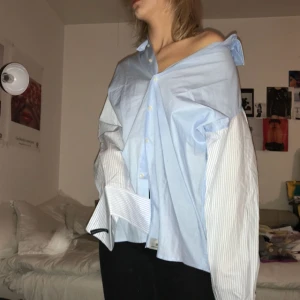  - Skitsnygg skjorta från märket Hansen & Jacob, långa strukturerade armar och allmänt lyxig. Kvalitén är något extra.  Köparen står för eventuell frakt   