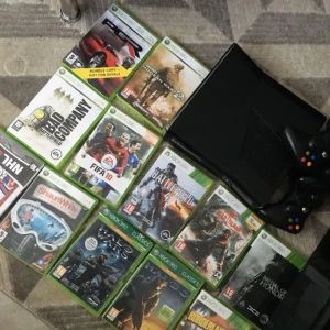  - Säljer mitt Xbox 360 slim med 12 spel. Och 3 kontroller.Fungerar felfritt med alla sladdar som ingår och kan gå att få det billigare😍💕💕