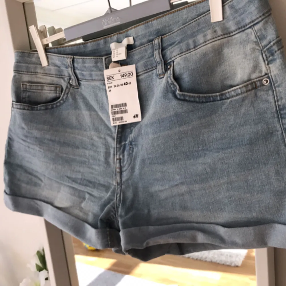Nya jeansshorts från hm. Aldrig använda. Säljer pga fel storlek.   Kan skickas mot fraktkostnad.. Shorts.