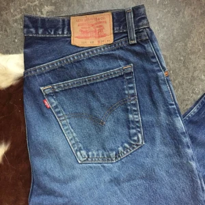  - Raka Levi’s 521 i toppskick. Avklippta, så ungefär L32. Passa något med storlek 44, för stora för mig. Kan mötas upp i Stockholm eller skicka mot frakt!