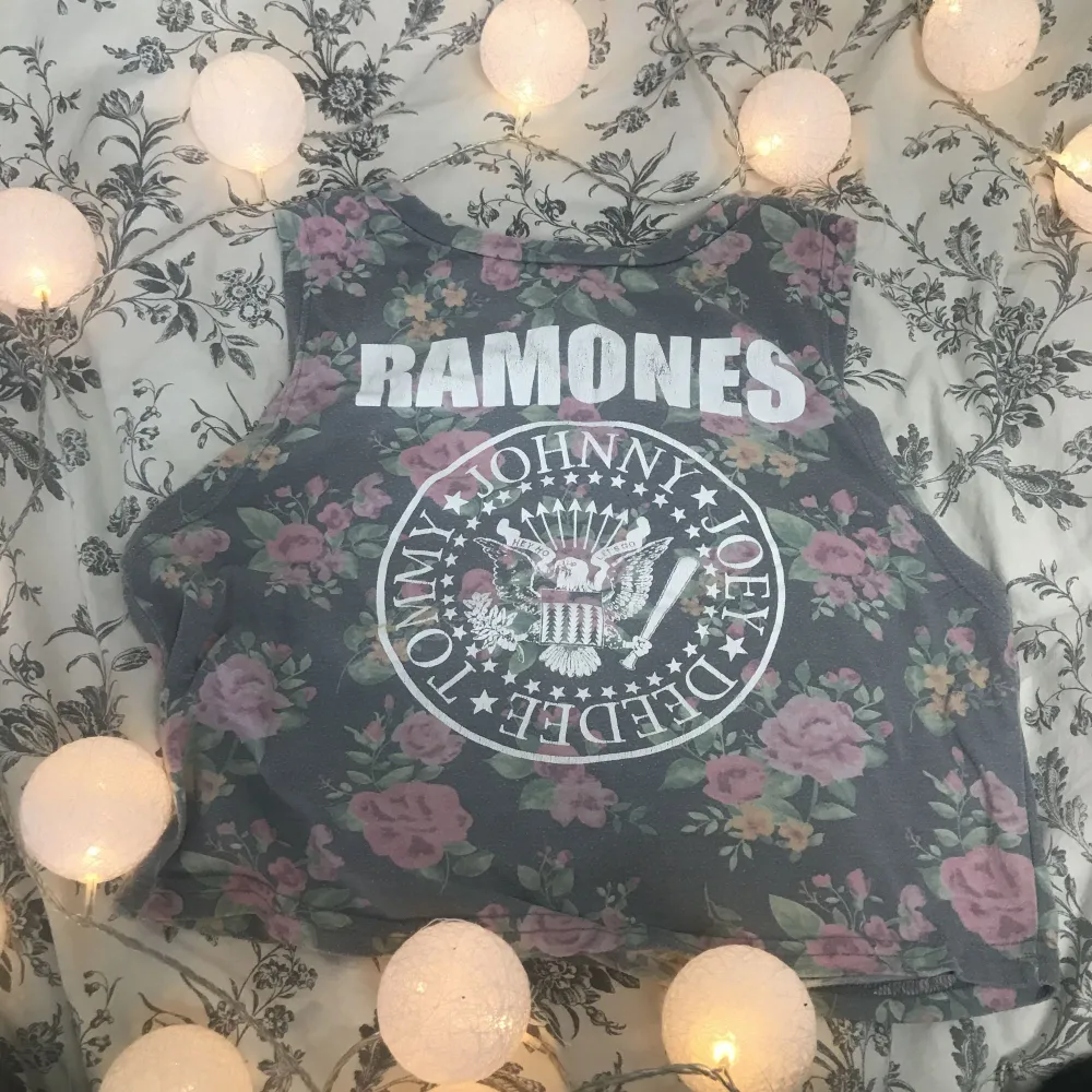 Ramones tröja från London, jätte fin vintage look, säljer pga att den är för liten . T-shirts.