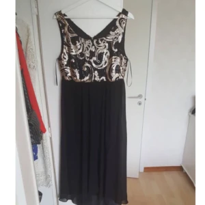  - Colour: Black/Gold Size: 40 Worn once!