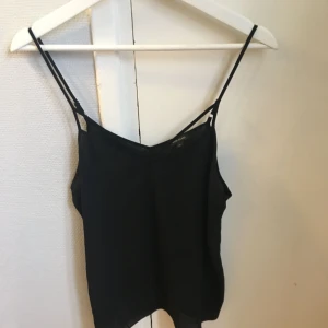  - Fint svart linne i lite skirare tyg