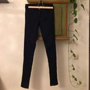 Svarta tighta och stretchiga jeans från H&M (divided) storlek 36. Katt finns i hemmet men ser självklart till att de är i renaste skick. Skickar endast, frakt ej medräknat i pris.