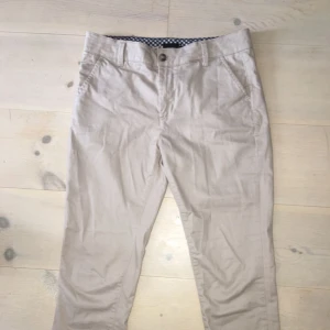  - Chinos i färgen Beige