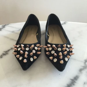  - Ett par spikes skor! Svarta med nitar fram! Köparen står för frakt på 80kr 