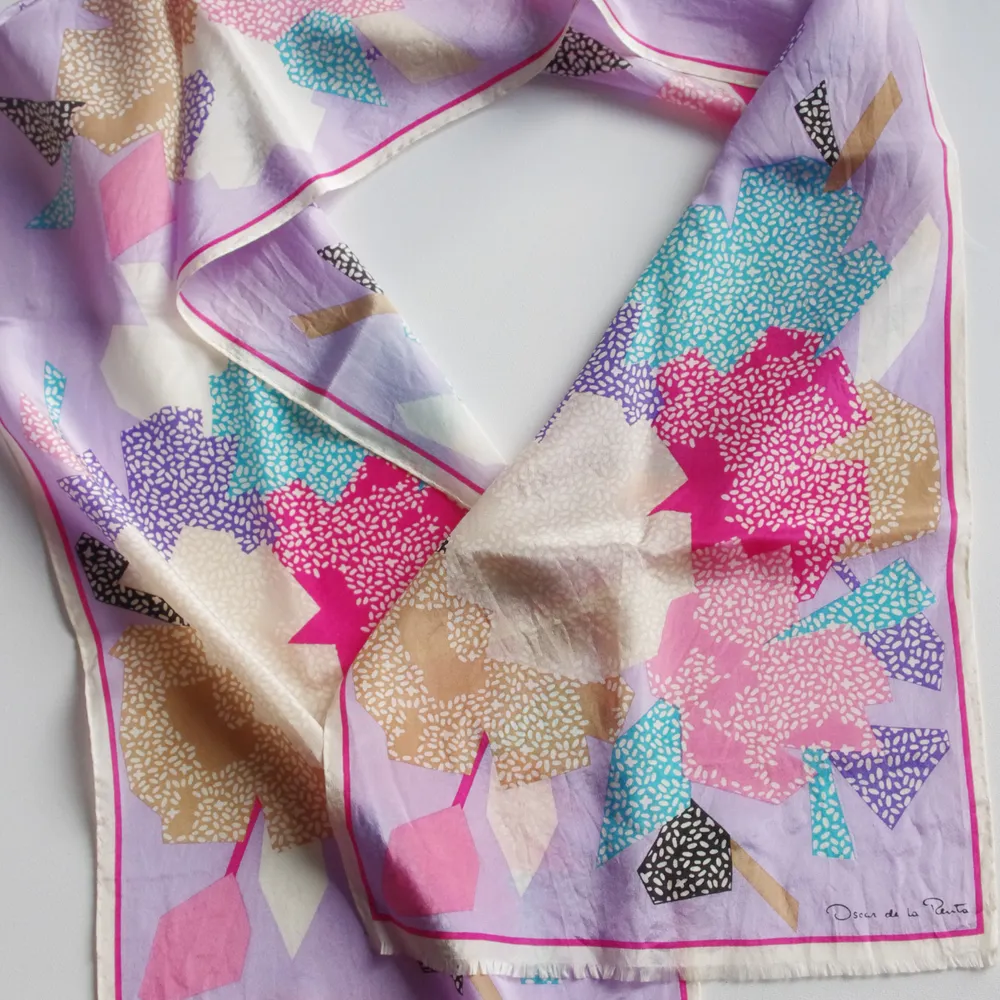 Silk handkerchief Oscar de la Renta. You can wear it around your neck, as a headband or to decorate your handbag.  It is in very good condition.  I am selling it because I have too many silk scarves and some of them I do not use anymore.  100% silk.. Accessoarer.