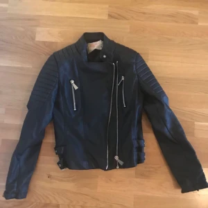  - Fin skinnjacka från chiquelle. Aldrig använd pga för liten 