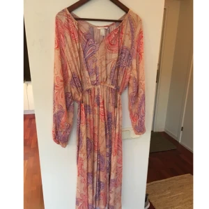  - Klänning från HM, använd 1 gång. Slits