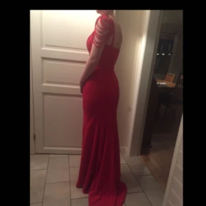  - Säljer nu min fina balklänning som jag använde förra året. Unik axeldetalj, slits, släp och struktursydd överdel. Den är specialippsydd efter mina mått men den är lite stretchig. Skriv vid intresse, frågor om mått eller om fler bilder önskas😊❤️ OBS!!  pris kan diskutera vid snabb affär/ om vi kan mötas upp i GBG-området 