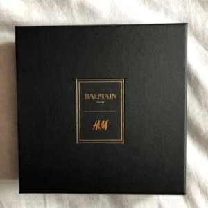  - Örhängena är enbart provade och kvitto finns.