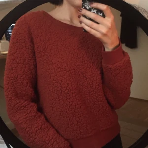  - supermysig fluffig roströd tröja från monki! sparsamt använd. de flesta priser kan diskuteras, skriv i PM med bud!  jag möts upp i Stockholm eller skickar mot fraktkostnad.
