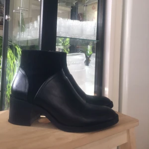  - Ankle boots från Zara! Använda 3 gånger. Jättefina men för stora för mig tyvärr (har stormen 38.5) 
