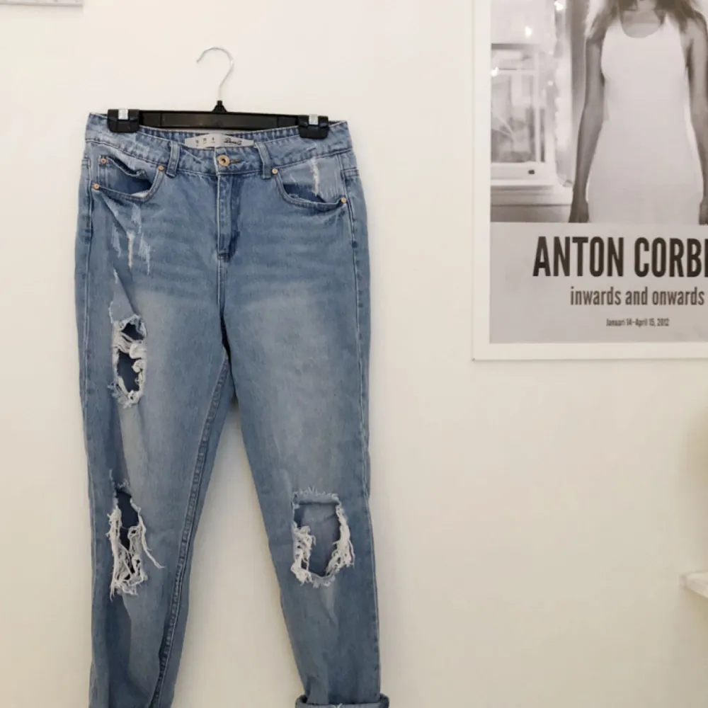 Ljusblåa ”boyfriend jeans” med hål. Från Primark, bra skick! . Jeans & Byxor.