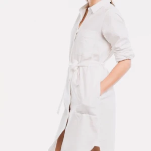  - Skjortklänning i linneblandning från Ellos Collection ✨ Stl 40 men liten i stl så passar 36-38. Supersnygg både i stan och på stranden! Använd ett fåtal gånger och i superfint skick!