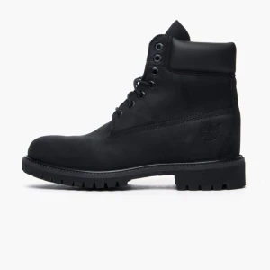  - Säljer nu två par svarta Timberlands! 1 par i 42 herr och ett par 37 dam  Köpta för:1799-1300  1000 separat men om du vill buda går absolut det! Och fler bilder? Bara att fråga! 😘💕