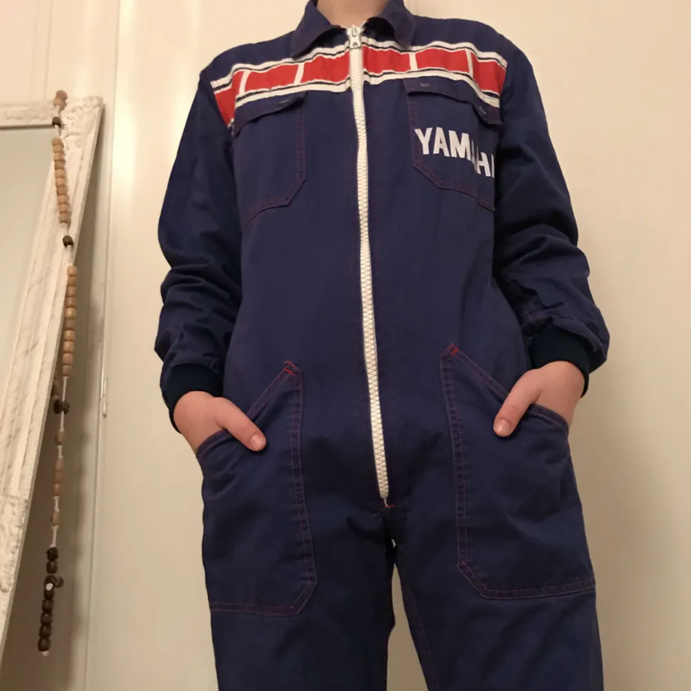 Jättesnygg jumpsuit som jag precis köpt värd 350 och älskar men passar inte riktigt storleksmässigt. Strorlek runt 36, kan passa mindre också  Går att buda lägre  . Övrigt.