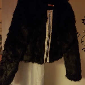  - Säljer denna snygga päls jacka med bling vid hela dragkedjan.  Den är ny . Om den ska skickas står köparen för frakten. 