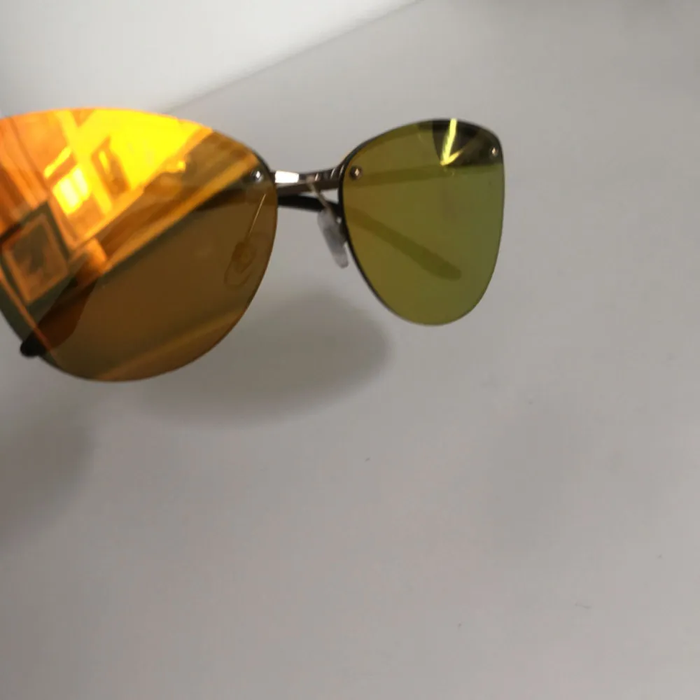 Coola ”speglande” solbrillor från Urban Outfitters. Skiftar lite i orange-grönt.. Accessoarer.