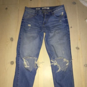  - Slitna jeans från Bershka