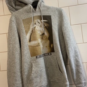 2Pac Hoodie i strl S - En väldigt skön och mysig hoodie. Väldigt lite använd i originalskick inga skador alls. Frakt Ingår ej i priset