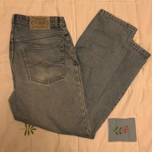 Redwood Jeans Vintage Straight fit - Säljer ett par vintage Redwood Jeans med Straight fit, 34/30 men sitter 32/31