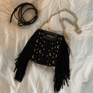 Maje väska - Superfin och populär väska från Maje, i svart mocka med ascoola guld detaljer och fransar! Mini suede bag, nypris: 3 500kr