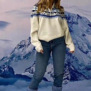 Sweatshirt med vintermotiv - Världens drömmigaste vintersweatshirt från alice stenlövs samarbeta med ginatricot. Så galet fin på och mysig, men säljer då jag inte får plats i garderoben! Storlek S nypris 499