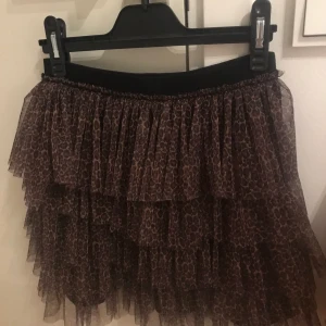 Leo volang kjol - En leopard mönstrade volang kjol. Helt ny, prislapp kvar 