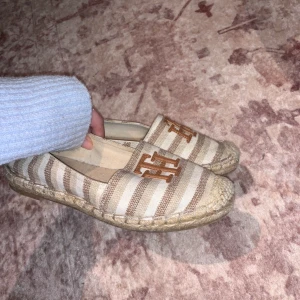 Espadrillos  - Fina espadrillos från Tommy hilfiger! Köpta för 700 kr ungefär, knappt använda <3 köparen står för frakten
