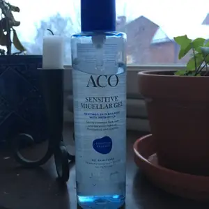 Rengörings gel från ACO, för känslig hud med micellar. Använd 4 gånger men är allergisk mot någon av ingredienserna, därför jag säljer ✨ frakt på 20kr tillkommer! 