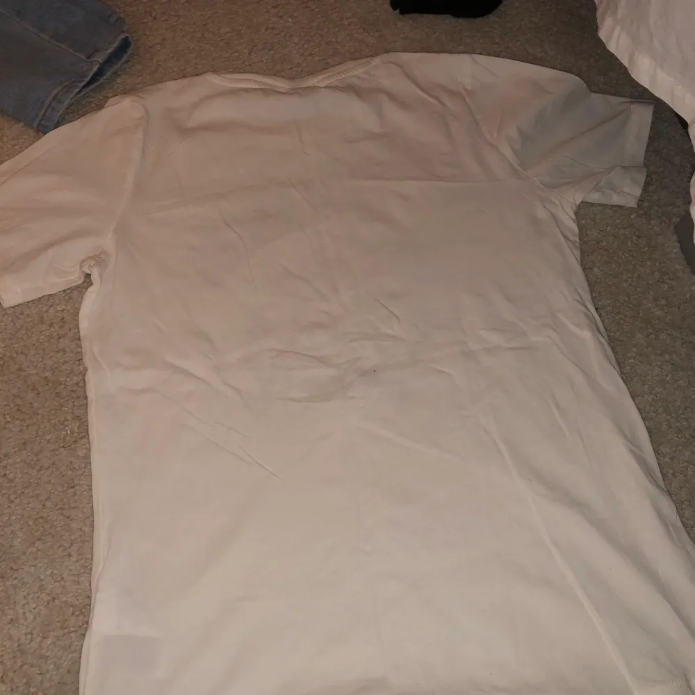 Detta är en riktigt trendig tröja från ginatricot. Aldrig använt. Inte min still, jätte fräscht vit färg. Ordinarie pris :179 kr vad jag mins. Bra kvalite. . T-shirts.