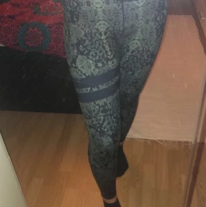 Strongertights - Supersköna tights från stronger köpta för 800kr men de är i nyskick. Storlek M men skulle säga att de skulle passa en S också. Köparen står för frakten💕💕