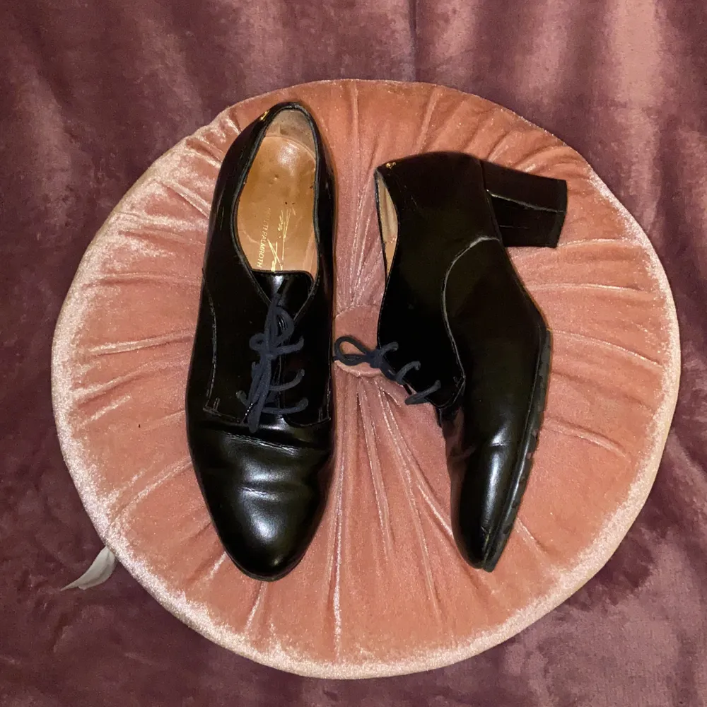 Äkta vintage PERTTI PALMROTH skor i svart läder. Använda, skråmor och repor på lädern som syns på nära håll men annars i väldigt bra skick! ✨. Skor.
