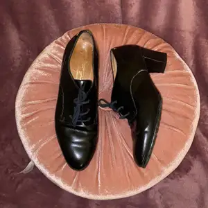 Äkta vintage PERTTI PALMROTH skor i svart läder. Använda, skråmor och repor på lädern som syns på nära håll men annars i väldigt bra skick! ✨