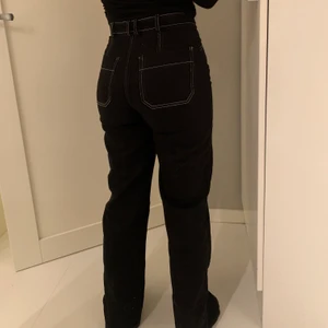 Byxor - Säljer mina coola svarta jeans med vit sömn från & Other Stories. Stl 36