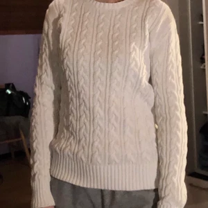 Stickad tröja - En vit stickad tröja. Knappt använd och i bra skick. Säljer för att jag har en liknande och behöver inte två. Tröjan är dock lite trång i kragen så det kan vara lite trångt att få på den över huvudet.