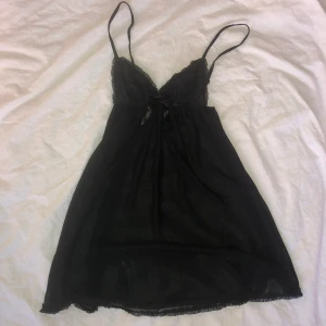 Nattlinne  - Svart nattlinne i gott second hand skick. Några lösa trådar men får att klippa bort. Skriv privat vid intresse. Köpare står för frakt. Högsta bud 80kr. Avslutas måndag 20:00