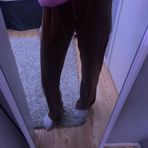 Bruna sammets mjukis - Jättesköna sammets mjukisar. Knappt använt dom. Pris kan såklart diskuteras💓..jag är 153