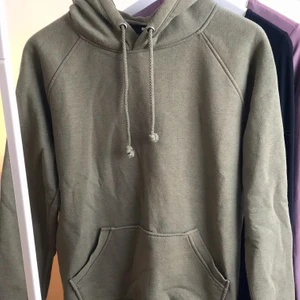 Hoodie - Grön hoodie från Bikbok. Sällan använd
