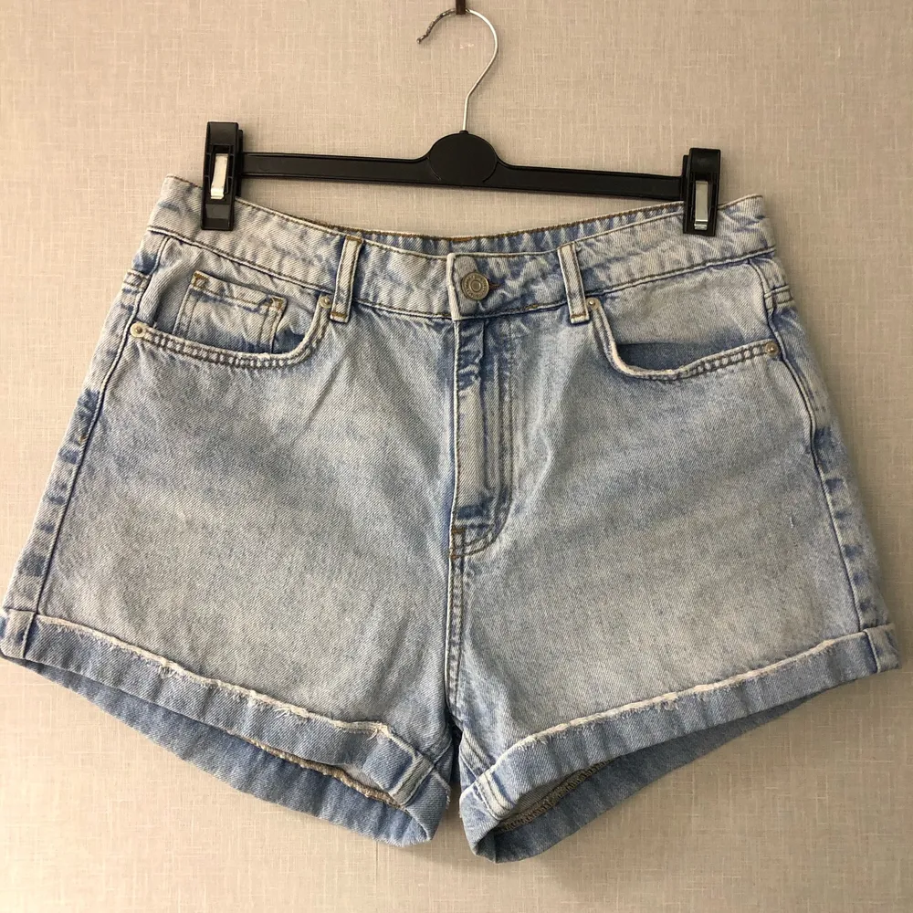 Ett par shorts  Varumärke : Gina tricot - perfect Jeans Storlek : 40 . Shorts.