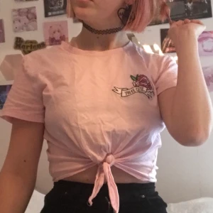 Rosa crop top med broderi - Rosa croptop med knytdetalj och broderi. Storlek S från divided, säljer då jag inte använder den längre och den är i bra skick.