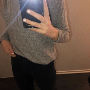 En grå tröja  - En grå mysig tröja✨ jätte skönt nu när det är kallt✨ jag vet inte från vilket märke eller vilken storlek det är för har klippt bort lappen men skulle säga xs s✨ köparen står för frakten✨