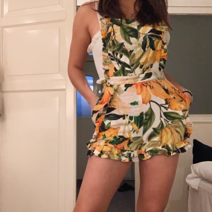 Sommar byxdress - Här har ni en super söt byxdress som skriker sommar! Öppen i ryggen och nästan titslip om man inte har bikini eller T-shirt under, använd max 3 gånger☀️🐢💛🦄💖🧚🏼 storlek: XS-S